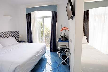 Comfort Triple Room with Sea View