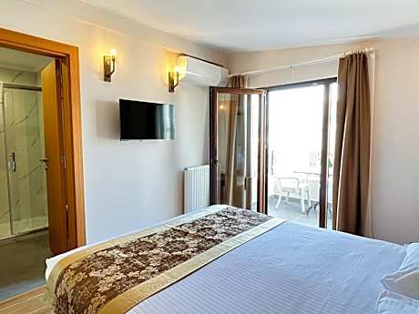 Superior Double Room with Balcony and Sea View