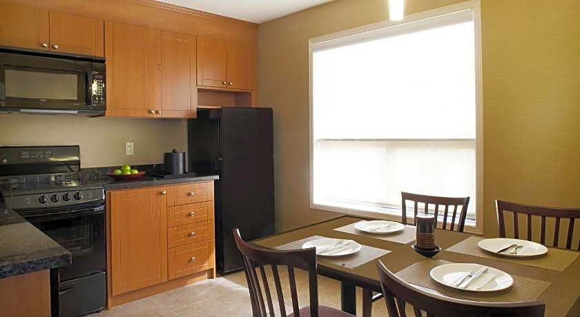 Travelodge by Wyndham Oshawa Whitby