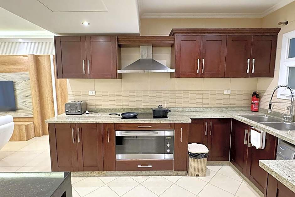 Calm & Classy 2BR - 5 min to Airport