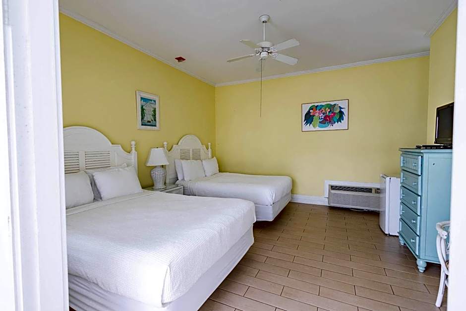 Deluxe Queen at the Curry Mansion - Parking & Heated Pool!