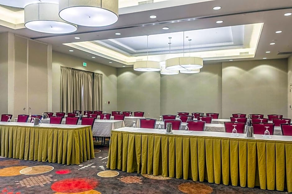 Embassy Suites by Hilton Newark Airport