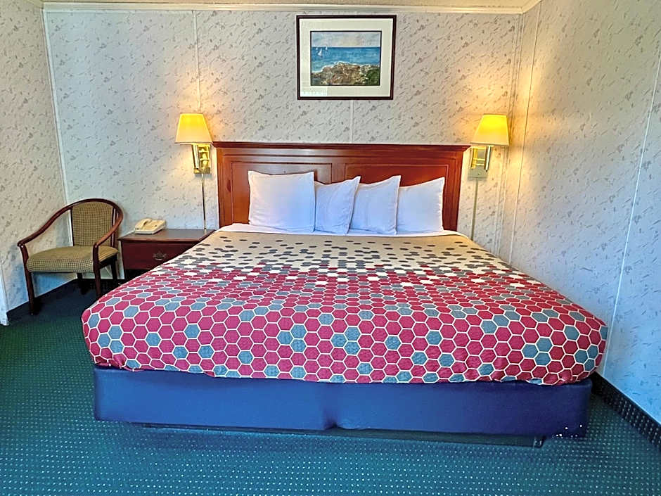 Rodeway Inn & Suites Brunswick near Hwy 1