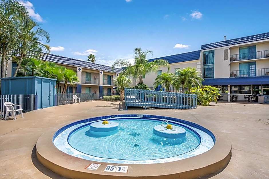 Clarion Inn & Suites Central Clearwater Beach