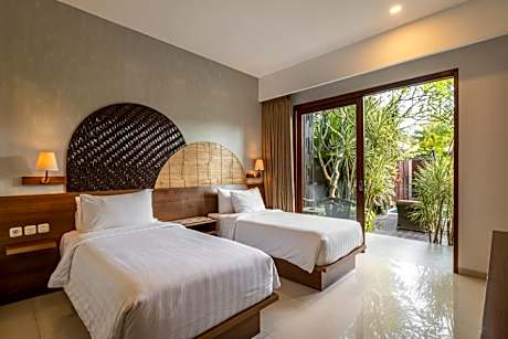 Deluxe Twin Room with Pool Access