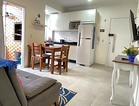 Espaço prático e clean 700 mts praia