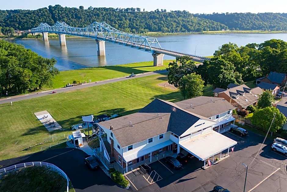 Riverboat Inn & Suites