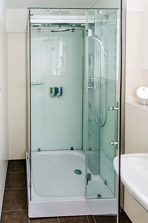 Schäfers Hotel, Self-Check-in, Cafe und Bäcker am Hotel