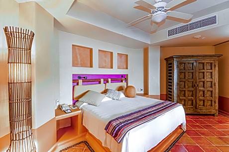 One-Bedroom King Suite with Ocean View and Plunge Pool