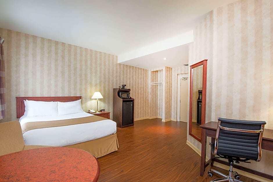 Photo 1 of 2 of 1 Queen Bed, Mobility Accessible