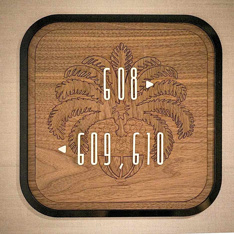 Queen'S Court Hotel & Residence