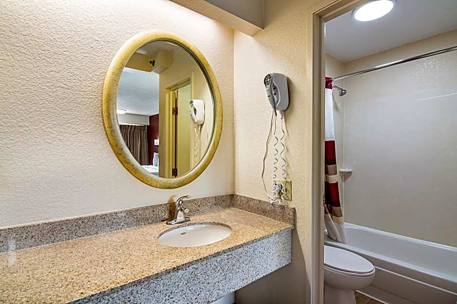 Red Roof Inn Hampton Coliseum & Convention Center – Hampton, VA