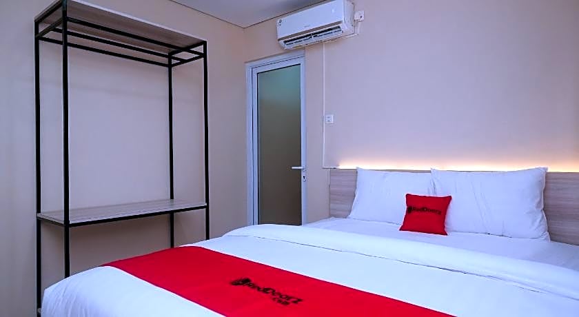 RedDoorz Plus near RS JIH Solo