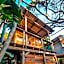 Mantis and Moon Backpackers and Surf Hostel