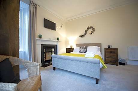 Deluxe-King-Ensuite with Shower-Garden View