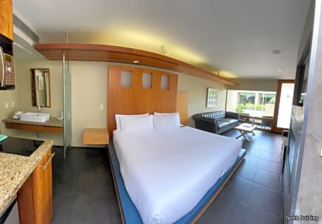 Deluxe King Room with Futon [North Building]