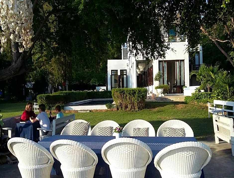 Brassiere Beach Hotel