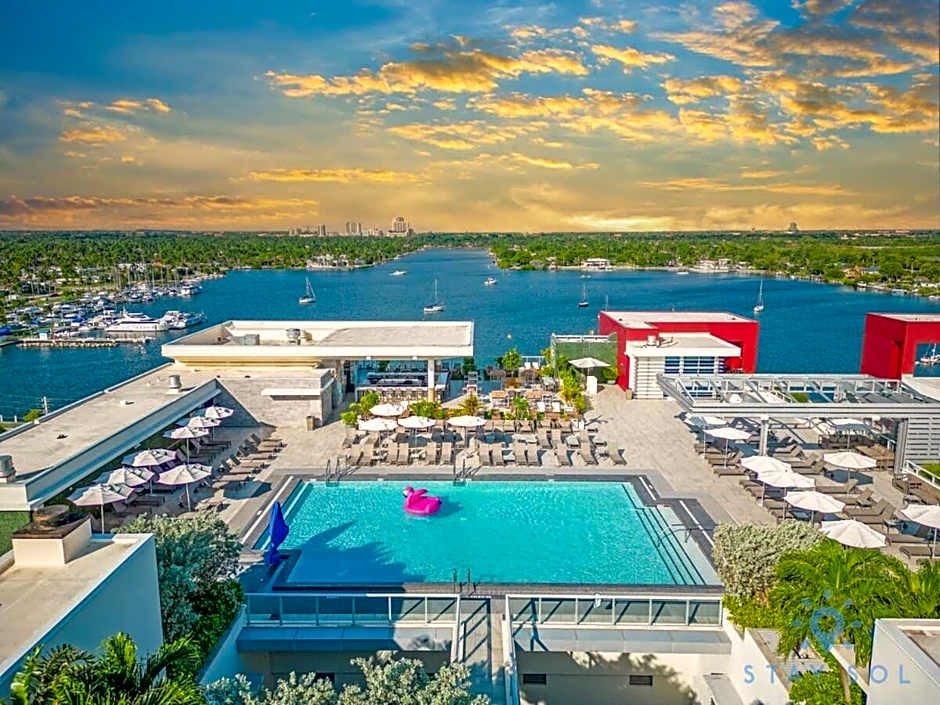 Hot tub & Rooftop pool- Near Beach