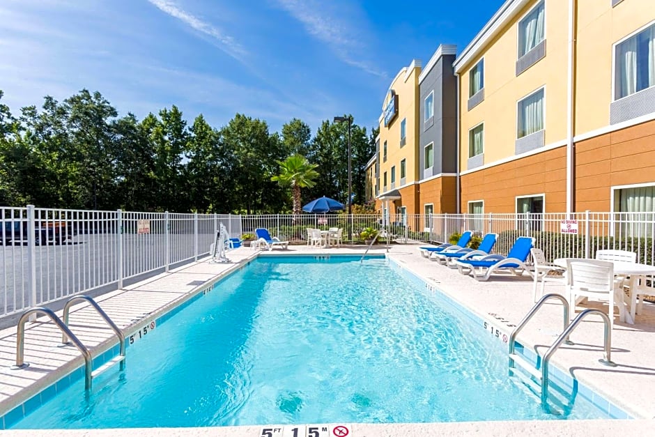 Days Inn & Suites by Wyndham Savannah North I-95