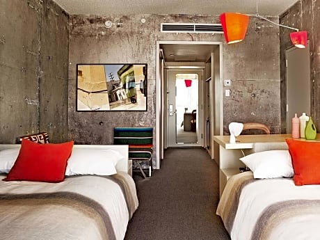 2 Double Beds