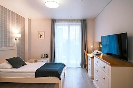 Medium Deluxe Room - Twin Beds (Private External Bathroom)