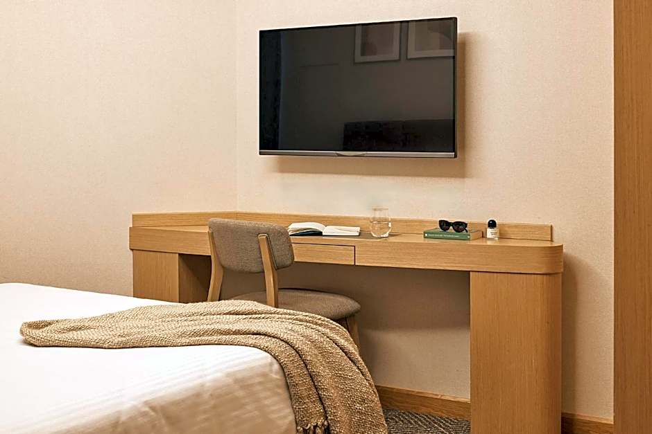 Photo 1 of 4 of Standard 1 Queen Bed