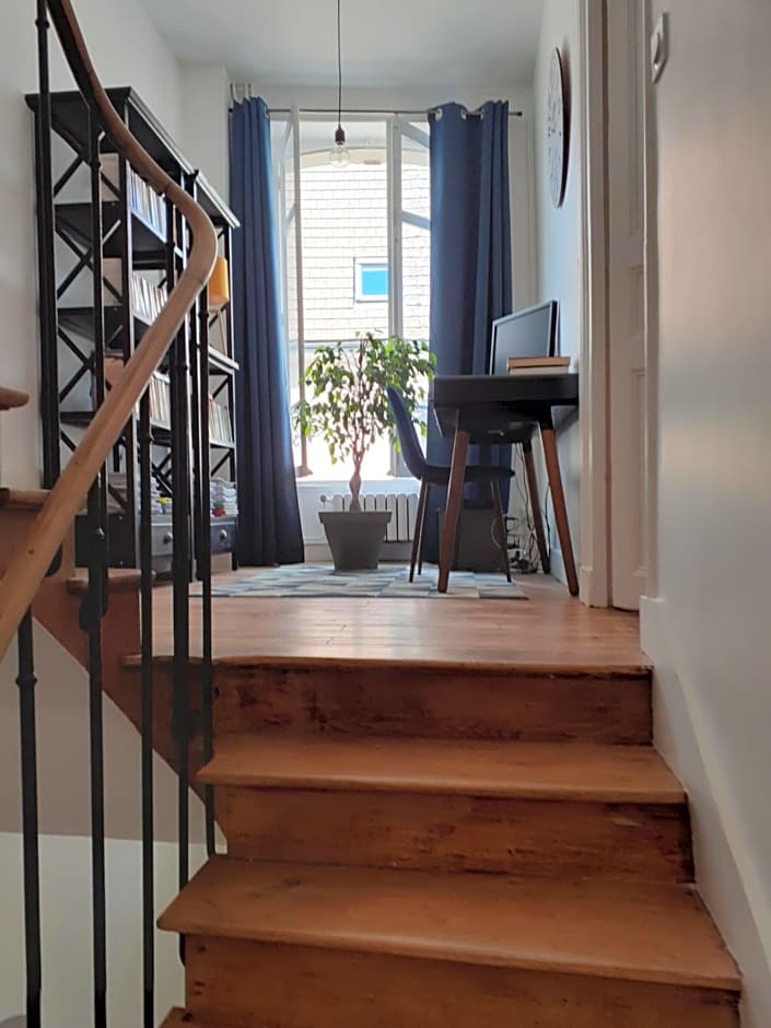 Centre ville, chambre indépendante 20m2 et sa salle de bain privée