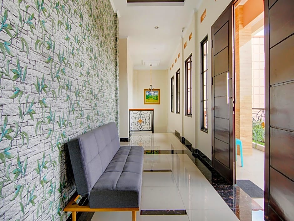 OYO 90233 The Shine Residence