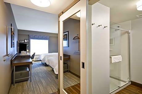 2 QUEENS MOBILITY ACCESS W/TUB NONSMOKING MICROWV/FRIDGE/HDTV/WORK AREA FREE WI-FI/HOT BREAKFAST INCLUDED