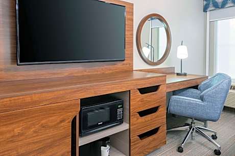 1 King Bed Study With Sofabed Nonsmoking