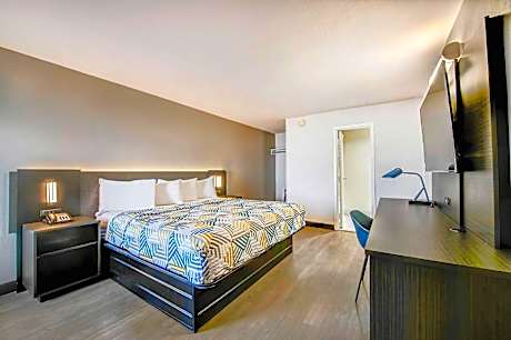 1 King Bed | Mob Acc RI Shwr Nsmk Micfridg