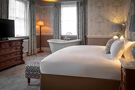 Manor House Tulip Suite