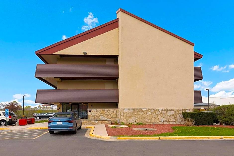 Super 8 by Wyndham Deerfield/Northbrook