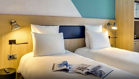 Superior room with two single beds