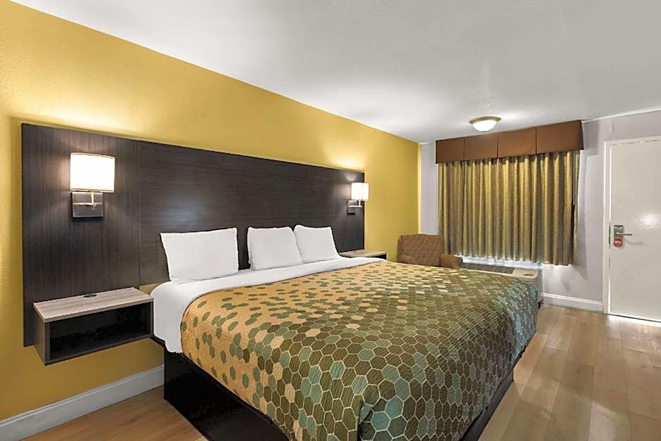 Econo Lodge White Pine Morristown I-81 & I-40 Split