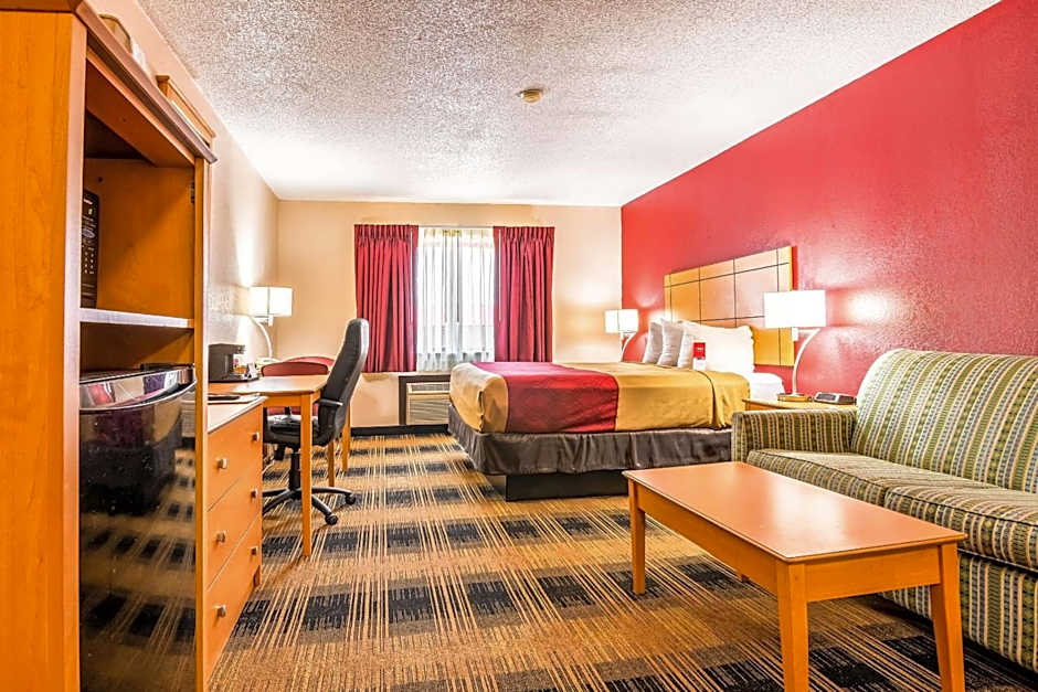 Econo Lodge Topeka at Wanamaker