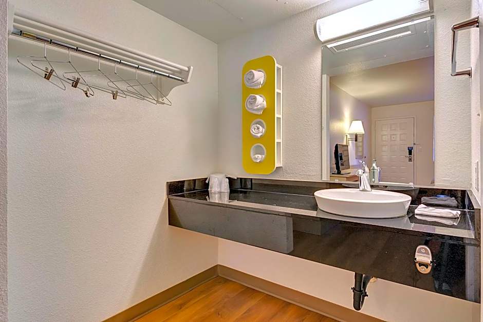 Super 8 by Wyndham Santa Rosa North