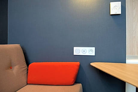 Standard Double Room with Airport View and Sofa Bed