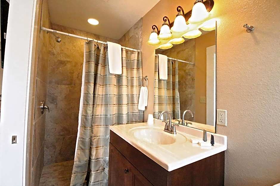 Peach Tree Inn & Suites