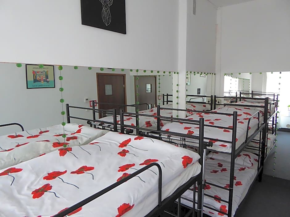 FlyFly Hostel , darmowy parking , rezerwuj przez urządzenia mobilne -10 procent