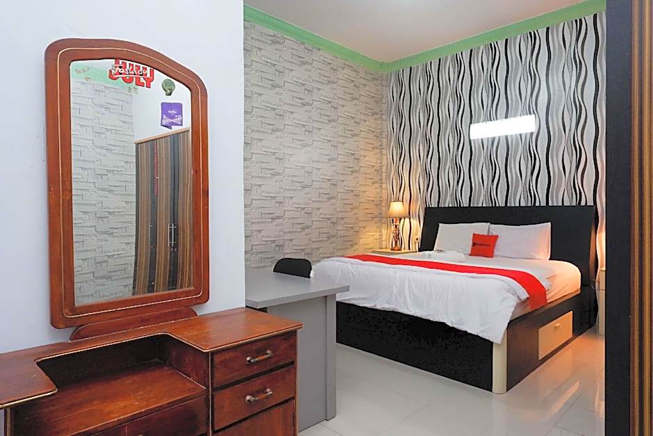 RedDoorz Syariah near RS Mitra Siaga