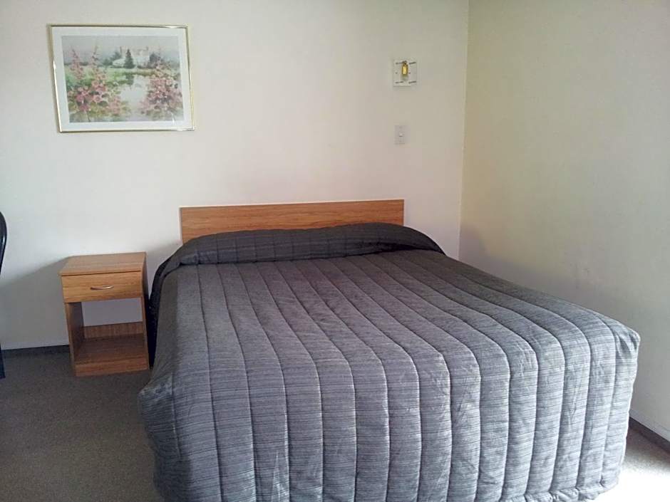 Ace High Motor Inn