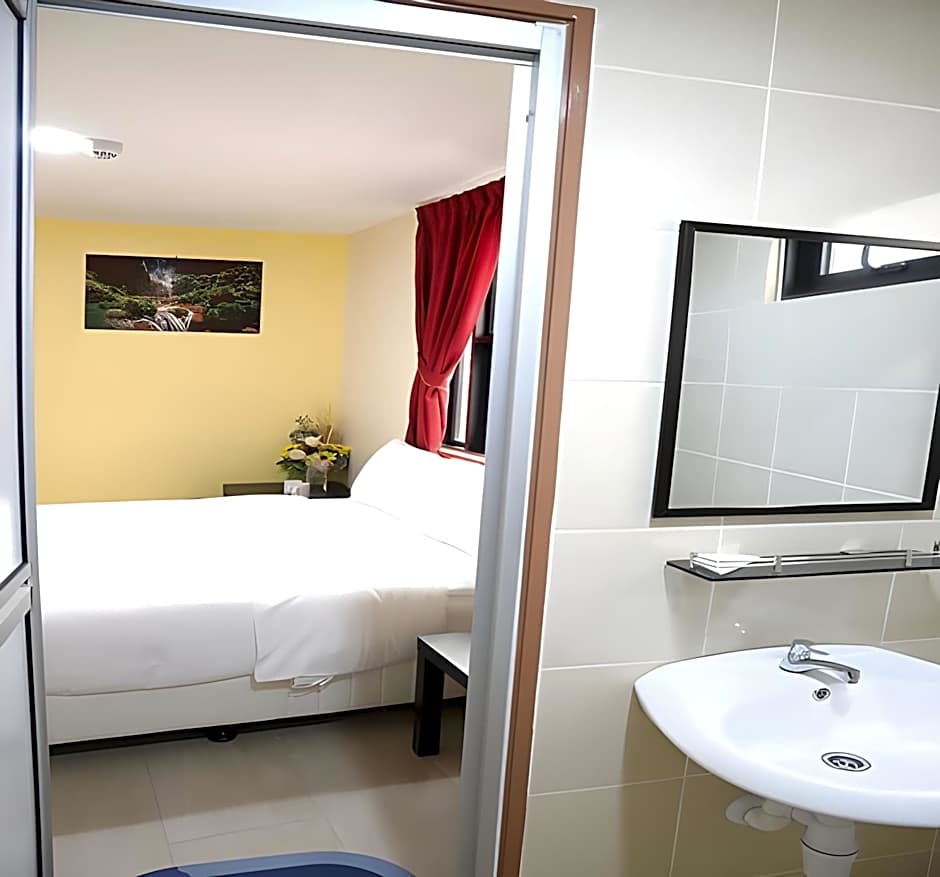 Capital O 90897 Island City Hotel