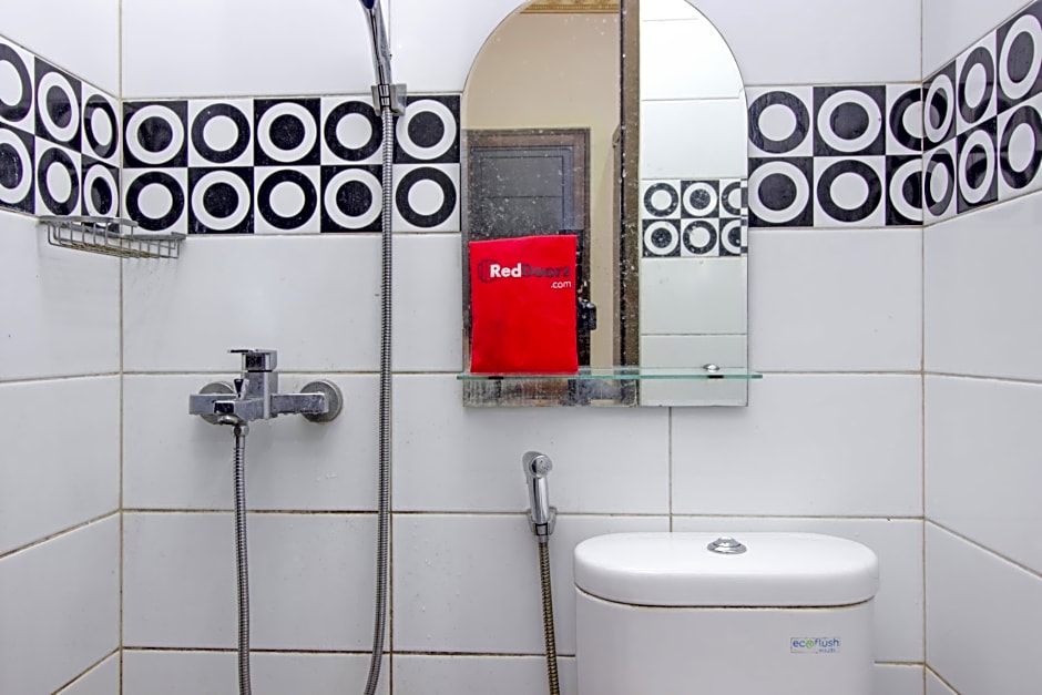 RedDoorz Plus near Isola UPI