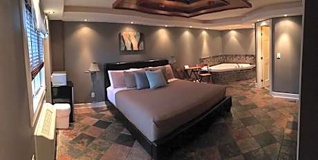 Suite with Hot Tub(All guests must be 21 years or older to stay in this room)