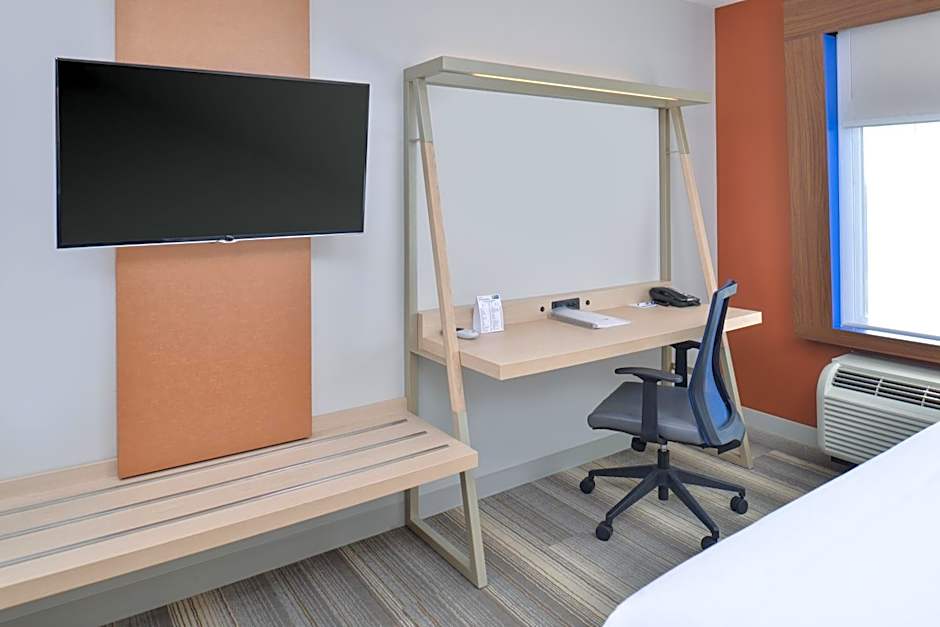 Holiday Inn Express & Suites Brighton South - US 23 By IHG