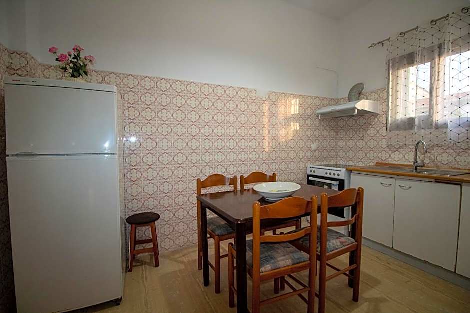 Harrys bar & apartments