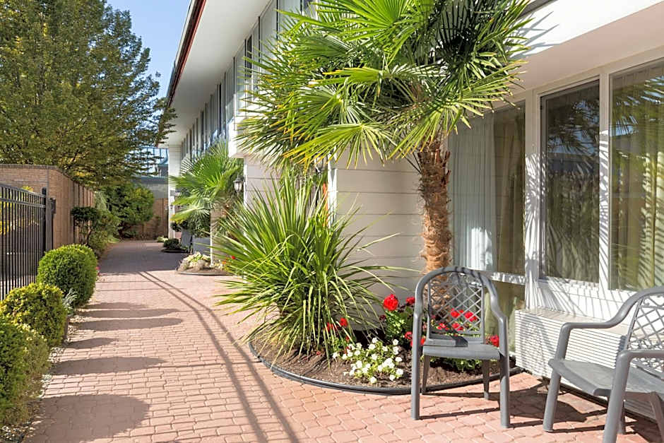 Days Inn by Wyndham Victoria Airport Sidney