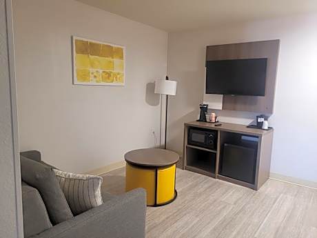 One-Bedroom Suite with Two Queen Beds - Non-Smoking