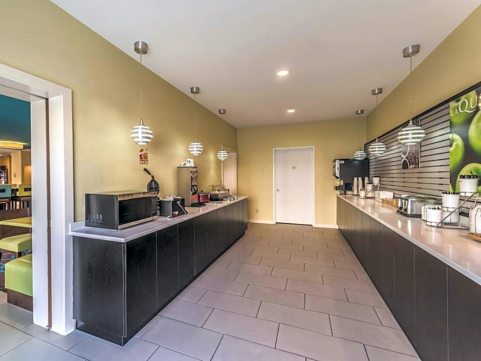 La Quinta Inn & Suites by Wyndham Collinsville - St Louis